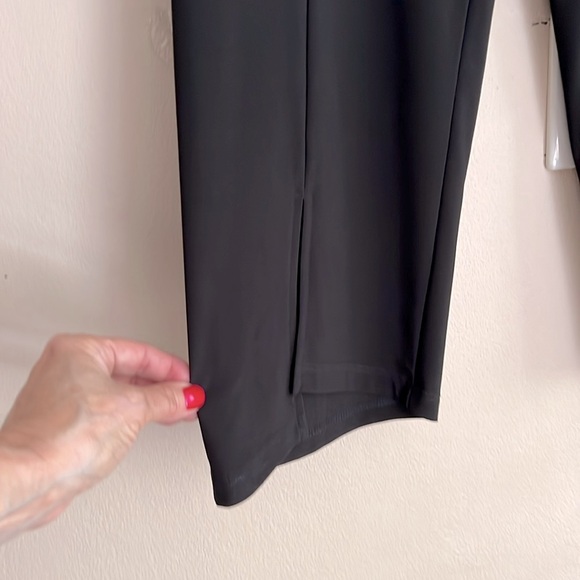 Crop Pant with Slit Partly Exposes Shin and Feels Wonderful - Picture 2 of 3